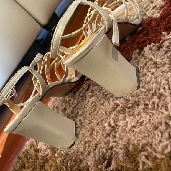 Beautiful cream/light beige shoe a 2.5 in heel - Picture 3 of 5